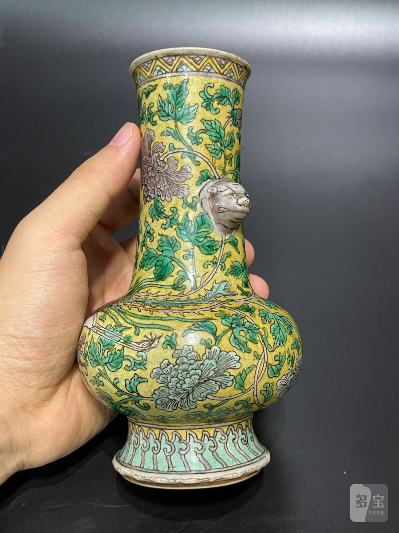 清康熙 黄地素三彩凤穿花牡丹纹铺首瓶 - 图7